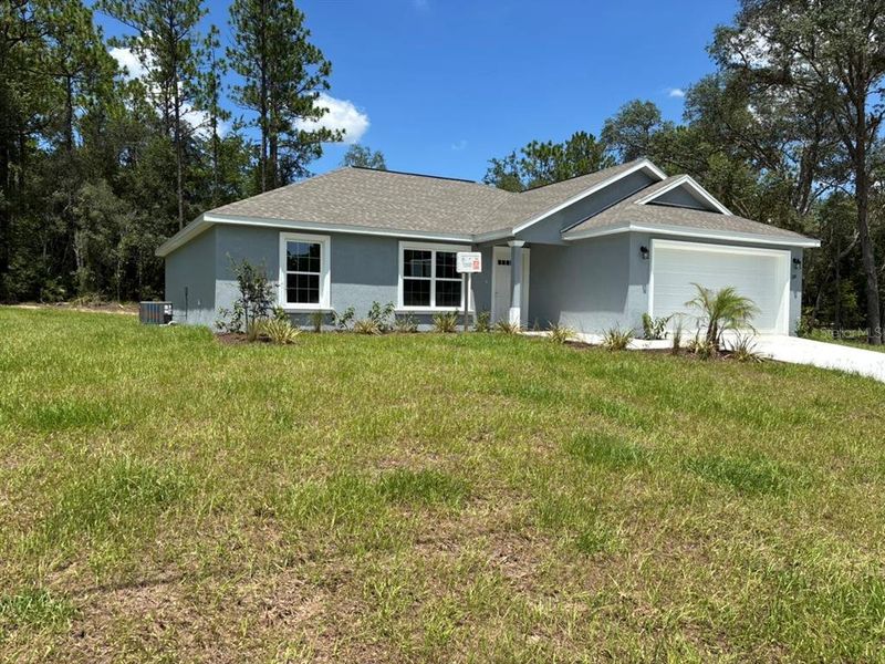 Exterior details and patio area of a home in , Dunnellon (Image 3).