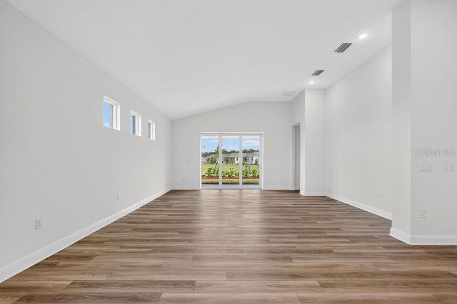 Spacious, unfurnished interior of a new home in Lakes of Mount Dora, Mount Dora (Image 26).
