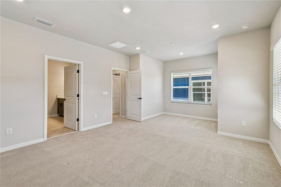 Spacious, unfurnished interior of a new home in , Orlando (Image 17).