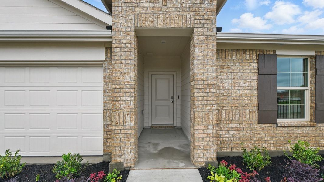 Representative exterior details of a home built from the TEXAS CALI by D.R. Horton in Dry Creek, Bridgeport (Image 2).