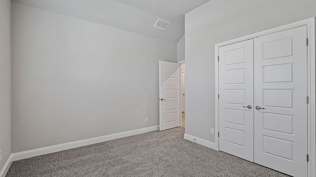 Spacious, unfurnished interior of a new home in Eagle Creek, Denton (Image 27).