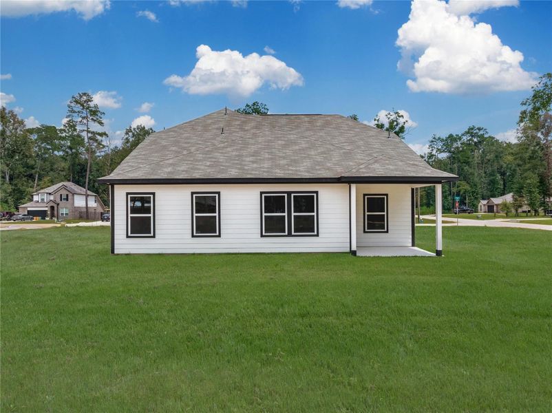 Exterior details and patio area of a home in Roman Forest, New Caney (Image 4).