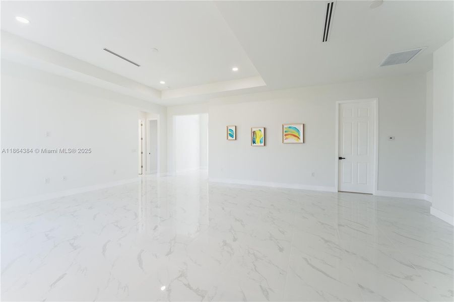 Spacious, unfurnished interior of a new home in , Cape Coral (Image 16).