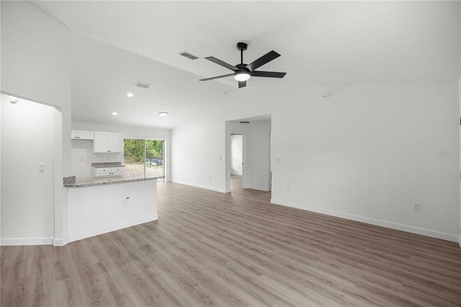 Spacious, unfurnished interior of a new home in , Dunnellon (Image 11).