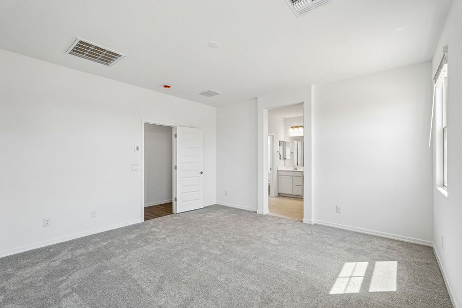 Spacious, unfurnished interior of a new home in Hawes Crossing, Mesa (Image 23).