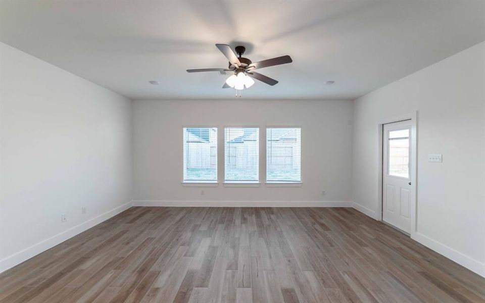 Spacious, unfurnished interior of a new home in River Ranch Meadows, Dayton (Image 13).