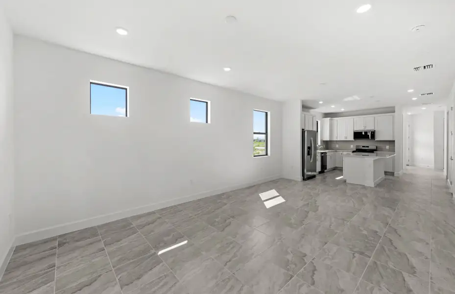 Spacious, unfurnished interior of a new home in Del Webb Catalina, Lakewood Ranch (Image 11).