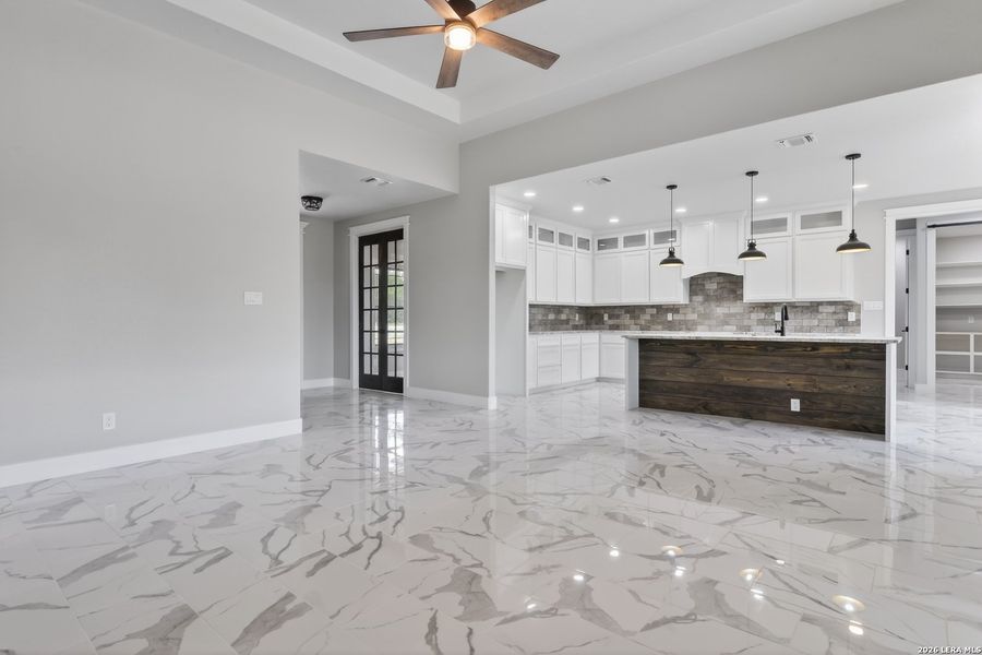 Spacious, unfurnished interior of a new home in , Bandera (Image 19).