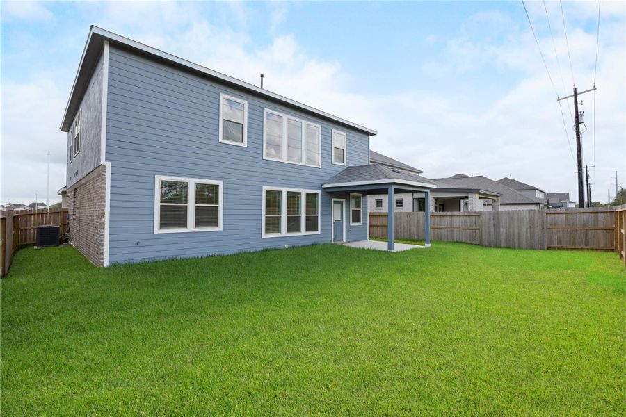 Exterior details and patio area of a home in Kendall Lakes, Alvin (Image 4).