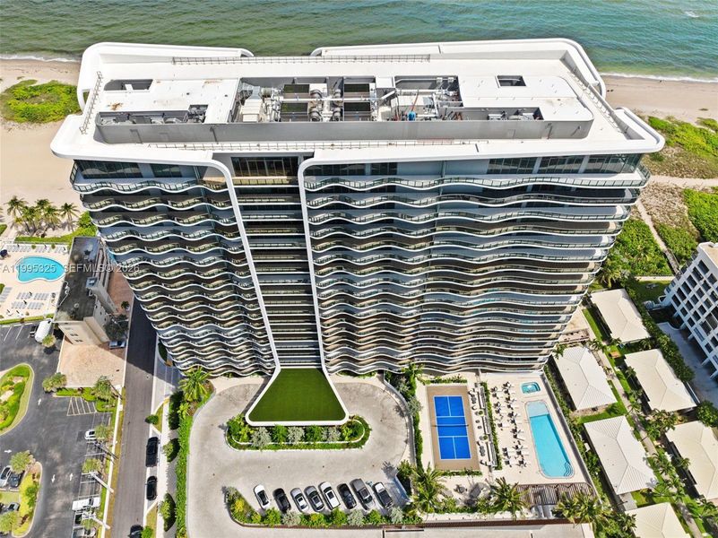 Condo located in Pompano Beach, FL showcasing its design and architecture (Image 27).