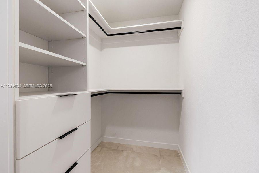 Spacious, unfurnished interior of a new home in On Centro, Florida City (Image 11).