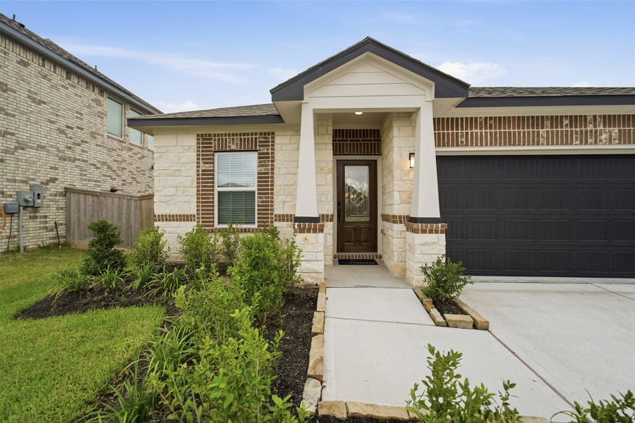 Exterior details and patio area of a home in Massey Oaks, Pearland (Image 3).