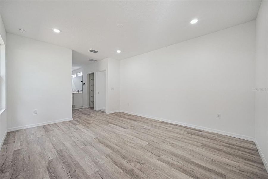 Spacious, unfurnished interior of a new home in , Citrus Springs (Image 30).