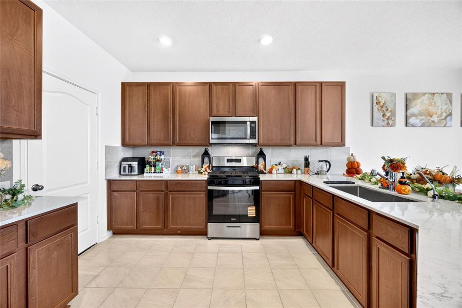 Furnished interior view inside a new home in , Katy (Image 11).