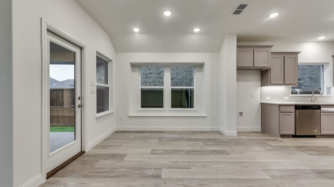 Spacious, unfurnished interior of a new home in Creekview Meadows, Pilot Point (Image 10).