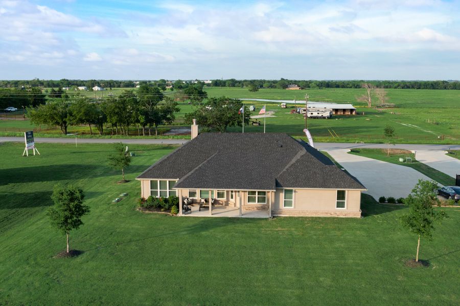 Exterior details and patio area of a home in Oak Valley, Terrell (Image 34).