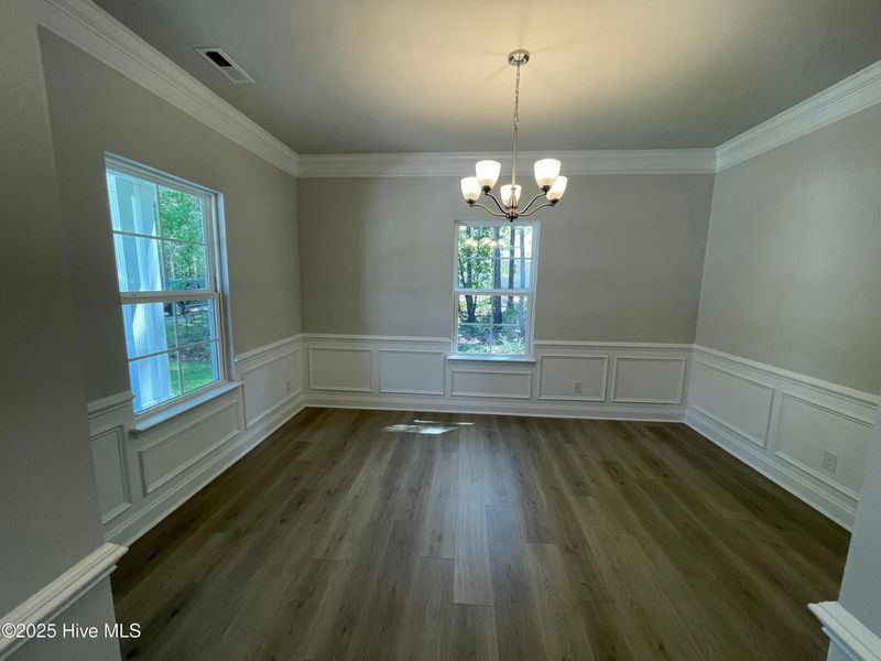 Spacious, unfurnished interior of a new home in Mill Creek Cove, Bolivia (Image 7).