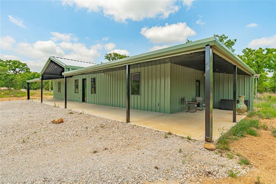 Exterior details and patio area of a home in , Santo (Image 21).