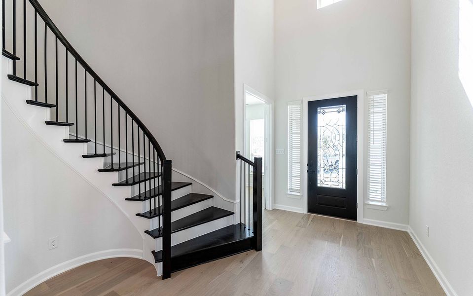 Spacious, unfurnished interior of a new home in Heath Golf & Yacht Club, Heath (Image 19).