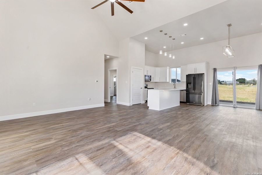 Spacious, unfurnished interior of a new home in , Atascosa (Image 28).