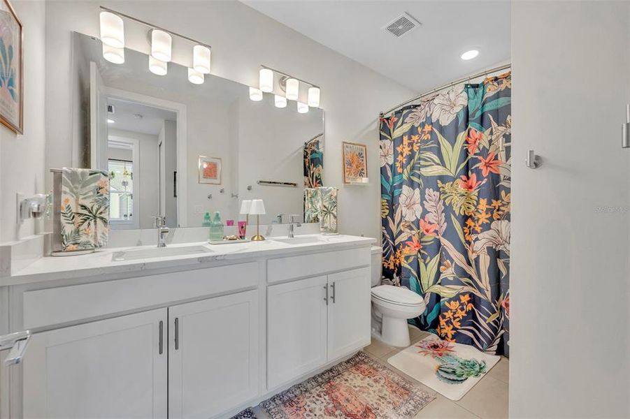 Furnished interior view inside a new home in , Oviedo (Image 15).