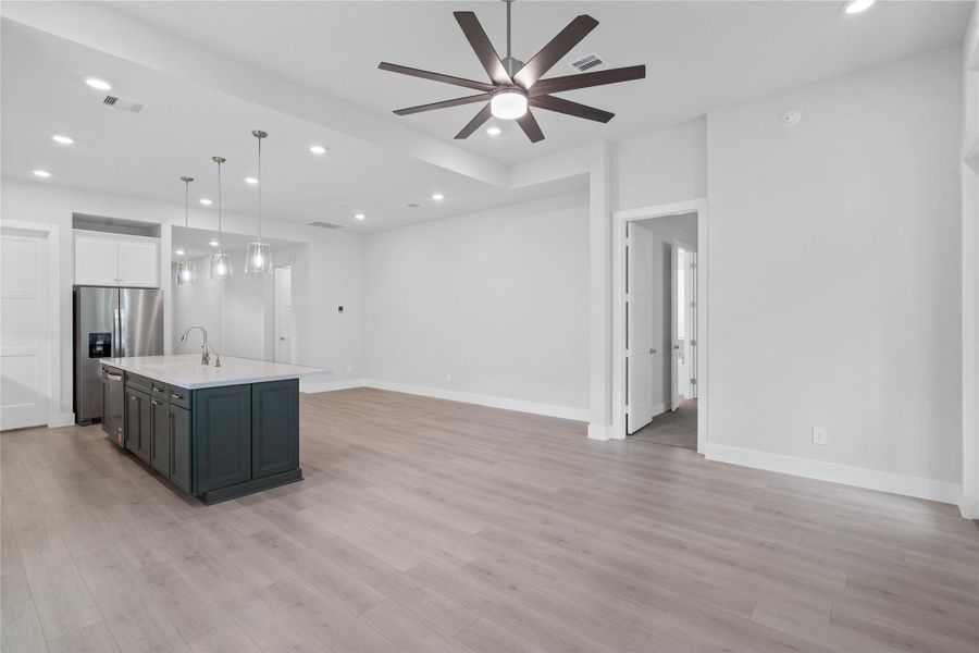 Spacious, unfurnished interior of a new home in Madeley Creek, Conroe (Image 27). Spacious, unfurnished interior of a new home in Madeley Creek, Conroe (Image 27).
