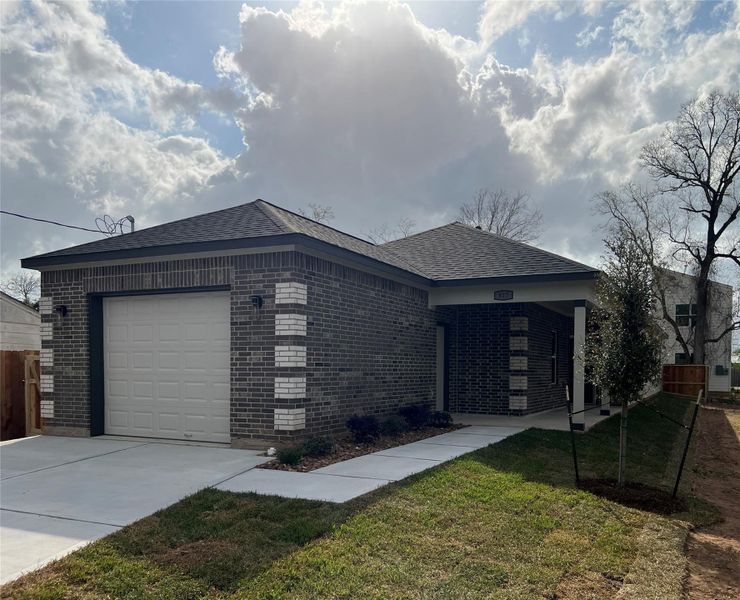 Front exterior of a new home in , Richmond, TX, highlighting curb appeal (Image 29).