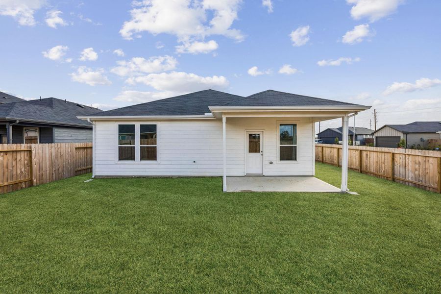 Exterior details and patio area of a home in Stokesbury, Waller (Image 4).