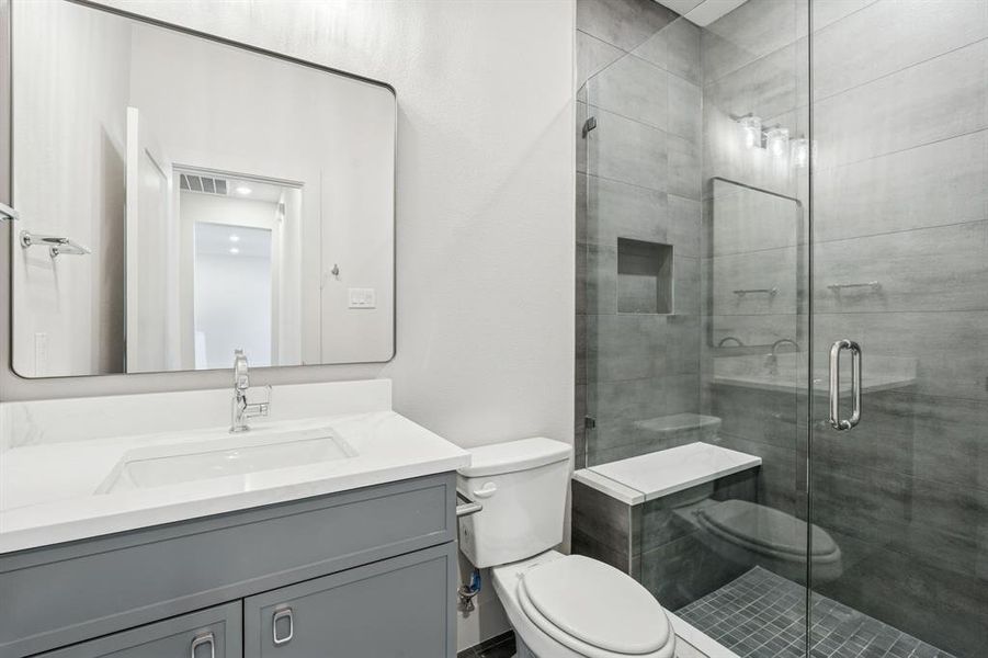 Secondary full bath. Secondary full bath.