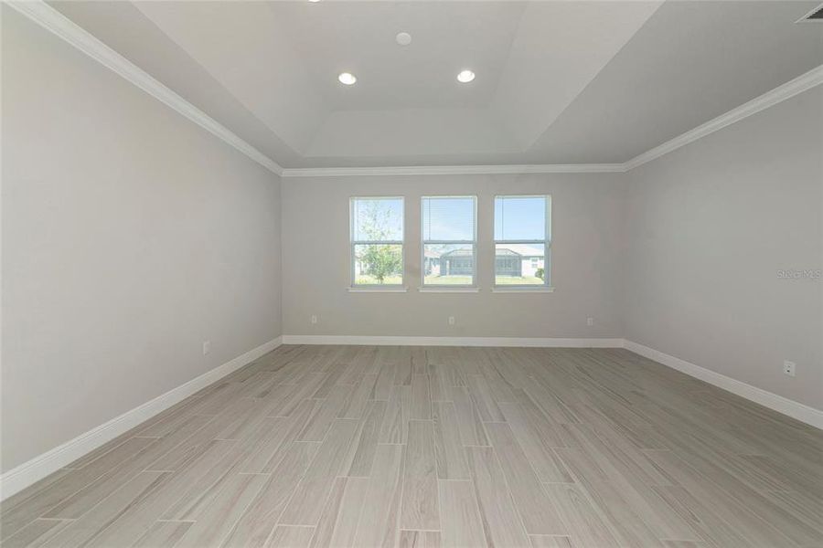 Spacious, unfurnished interior of a new home in , Sarasota (Image 17).