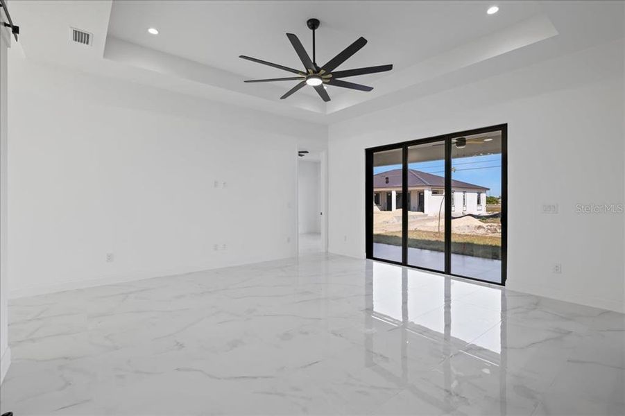 Spacious, unfurnished interior of a new home in , Cape Coral (Image 20).