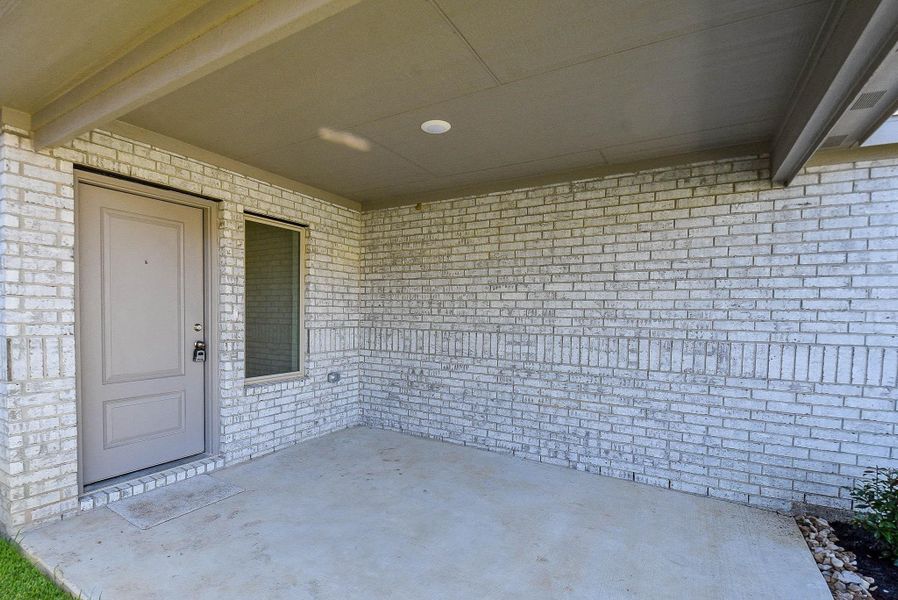 Exterior details and patio area of a home in Ladera Trails, Conroe (Image 21).