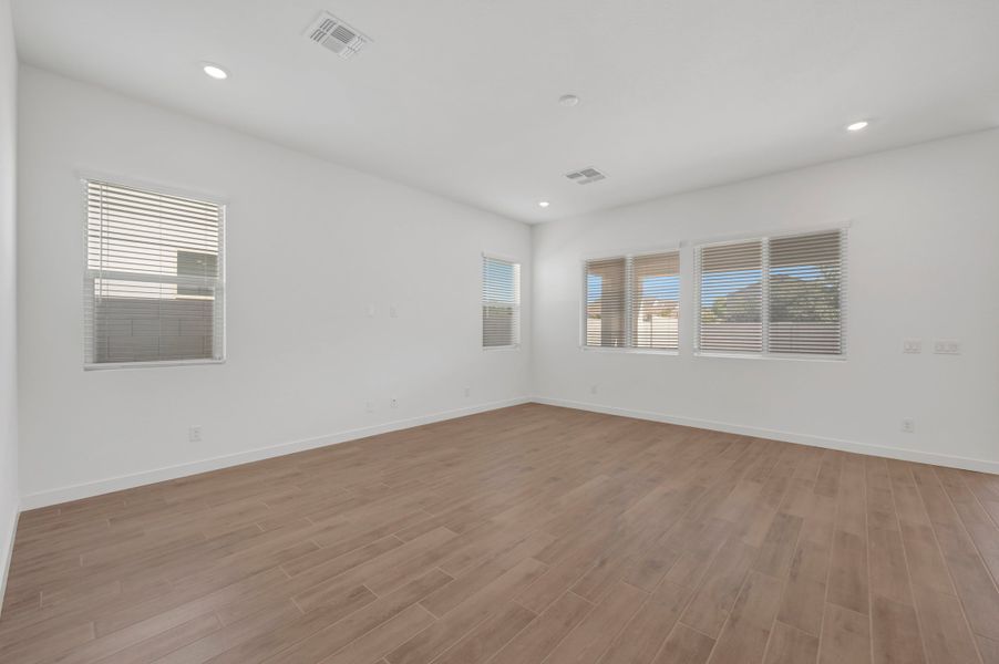 Spacious, unfurnished interior of a new home in Terraza, San Tan Valley (Image 20).