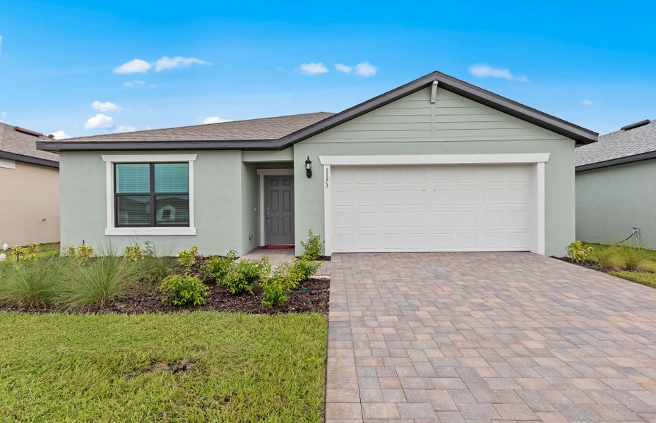 Exterior details and patio area of a home in Caloosa Cove, Labelle (Image 3).