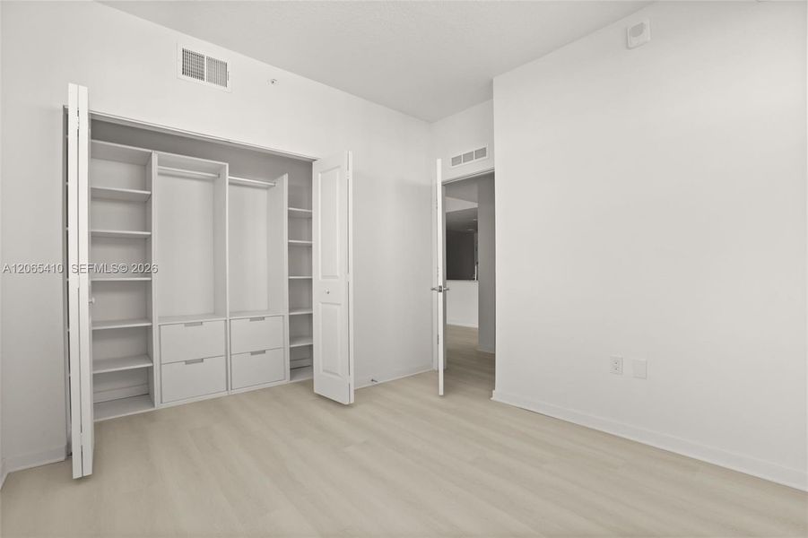 Spacious, unfurnished interior of a new home in , Orlando (Image 37).