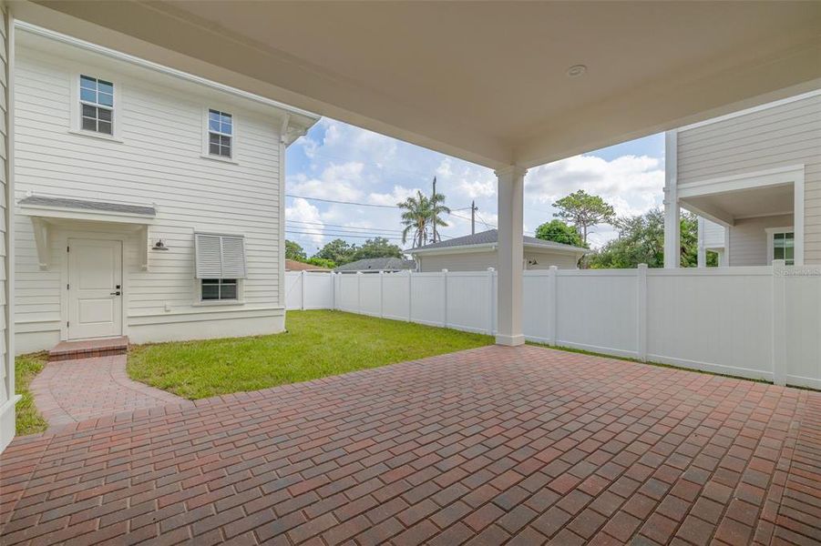 Exterior details and patio area of a home in , St. Petersburg (Image 4).