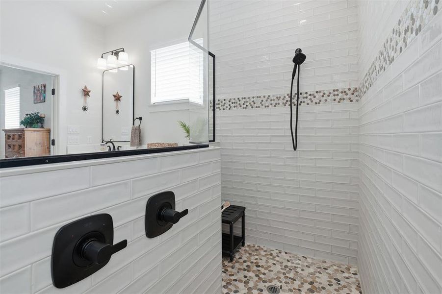 Close-up of interior finishes inside a home in , Weatherford (Image 19).