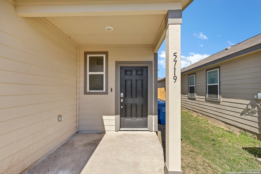 Exterior details and patio area of a home in Blue Ridge Ranch, San Antonio (Image 1).