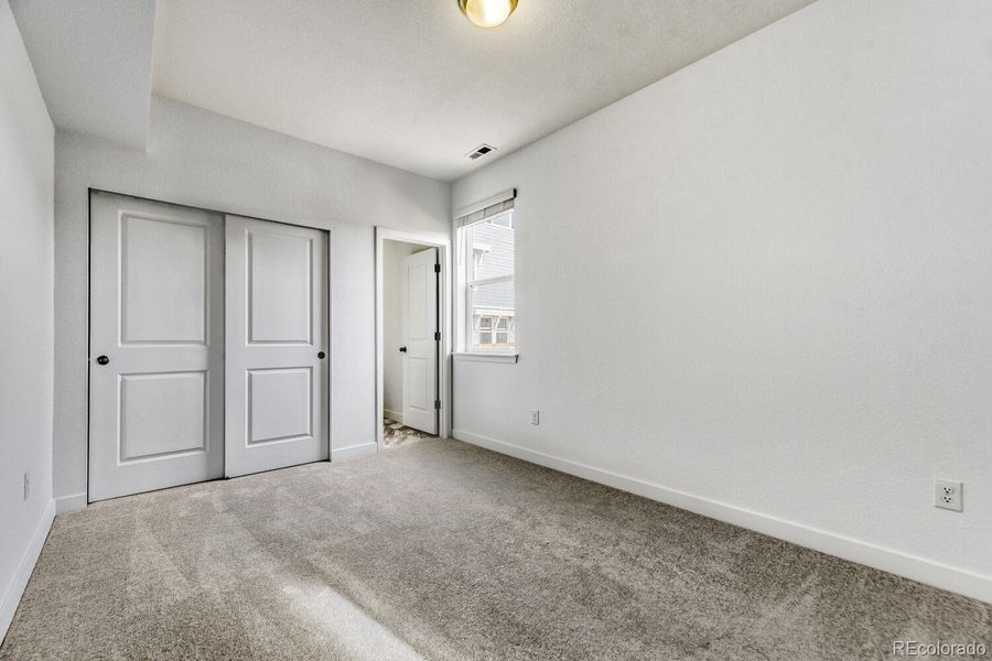 Spacious, unfurnished interior of a new home in Vermilion Creek, Centennial (Image 8).