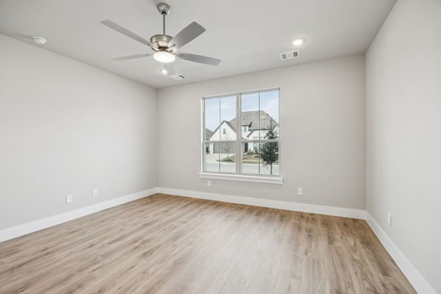 Spacious, unfurnished interior of a new home in Dove Hollow, Waxahachie (Image 23).