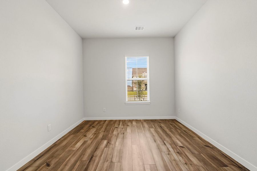 Spacious, unfurnished interior of a new home in Grand Oaks, Mont Belvieu (Image 8).