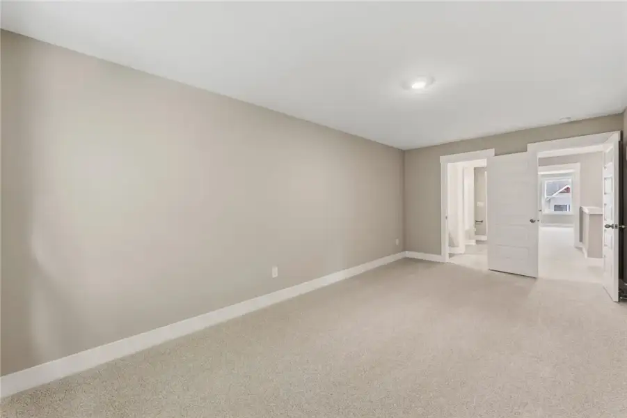 A spacious room offers comfortable carpeting, rece A spacious room offers comfortable carpeting, rece