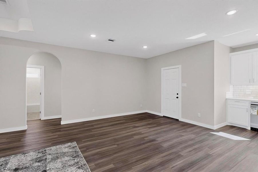 Spacious, unfurnished interior of a new home in , Alma (Image 24).