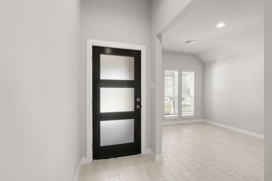 Spacious, unfurnished interior of a new home in Sunterra North, Katy (Image 14).