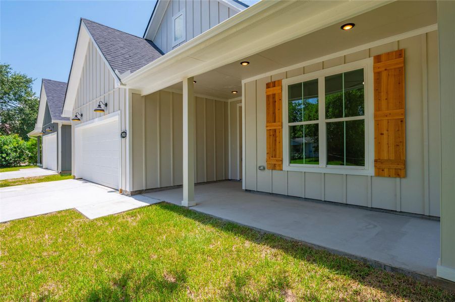 Exterior details and patio area of a home in , Texas City (Image 3).