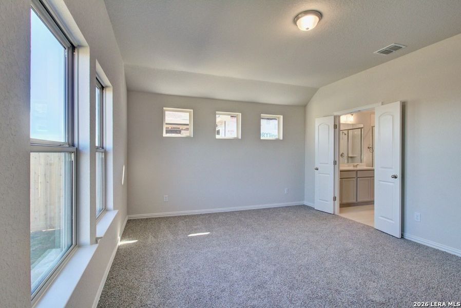 Spacious, unfurnished interior of a new home in Sunflower Ridge, New Braunfels (Image 20).