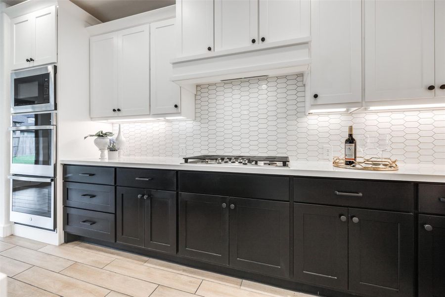 Wonderful Kitchen with double ovens and Microwave & 5 gas cooktop