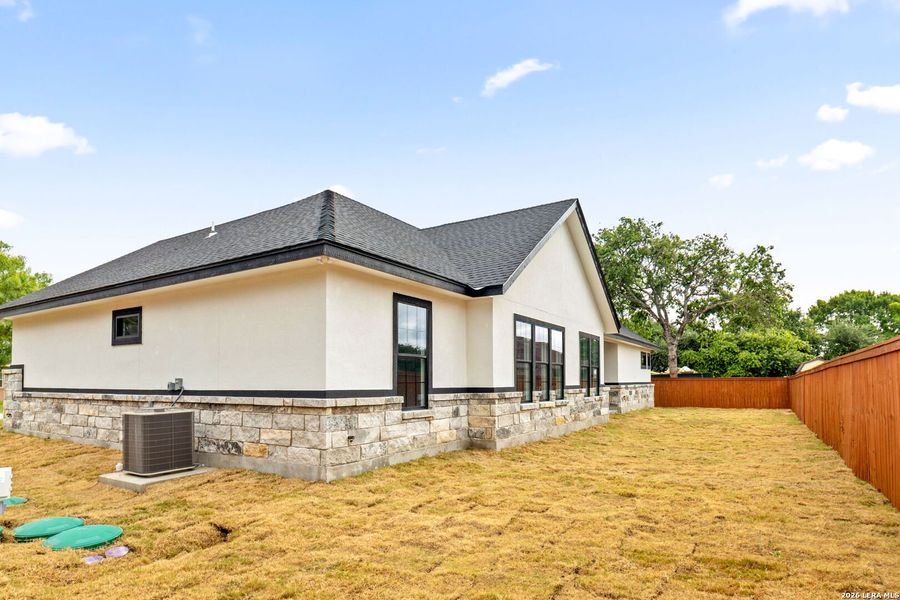 Exterior details and patio area of a home in , Selma (Image 4).