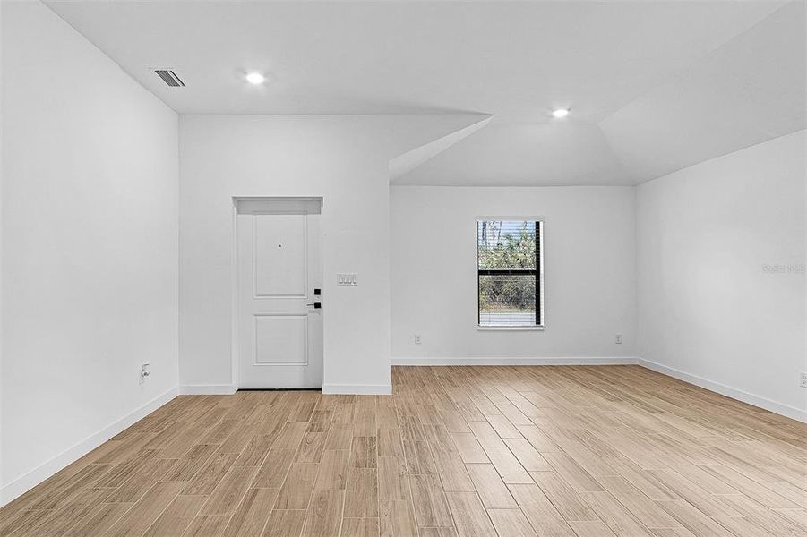 Spacious, unfurnished interior of a new home in Port Charlotte, North Port (Image 10).