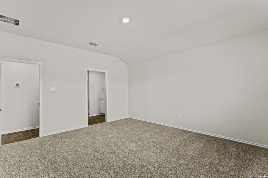 Spacious, unfurnished interior of a new home in Laurel Vistas, San Antonio (Image 23).